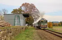 750 096-0 (KDS) war am 15.10.18 mit dem R 770 in Bezděkov u Klatov zu sehen.
Die Lok war von der KDS an die CD ausgeliehen.