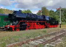 Chemin de Fer à Vapeur des 3 Vallées (hier, im Bf. TREIGNES). Die ex-DR Reko-Lok 50 3696-7 mit ein ganz neue anstrich ... 10 okt 2020.