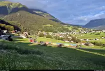 Nachschuss auf einen GmP mit einer Ge 6/6 II und zwei Personenwagen sowie drei Flachwagen und zwei Schiebewandwagen für die Volg Gruppe, der in Klosters Dorf (CH) im letzten Licht des Tages Richtung Klosters Platz (CH) fährt.

🧰 Rhätische Bahn (RhB)
🚩 Bahnstrecke Landquart–Davos Platz (Davoserlinie | 910/941)
🕓 5.8.2020 | 19:51 Uhr
