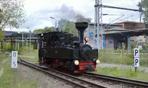 Parkeisenbahn Berlin Wuhlheide am 04.10.20 aktiv im Fahrdienst mit der Dampflok am S-Bhf. Berlin Wuhlheide hier beim Umsetzen.
Name: „99 1138“
Hersteller: Henschel & Sohn/Cassel
Herstellernummer: 1918/16020
„Brigadelok“
Achsfolge: D-n2t
Eigentümer: Privat
in der Wuhlheide seit: 12/2005
Herkunft: Technisches Denkmal nahe des Kloster Rila/Rodophengebirge, (Bulgarien)