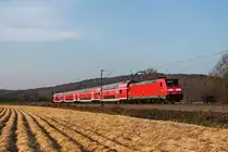 Am Nachmittag des 27.03.2020 fuhr die Freiburger 146 204 mit ihrer RB (Offenburg - Basel Bad Bf) bei Sexau über die Rheintalbahn am Schwarzwald vorbei in Richtung Freiburg (Breisgau).
