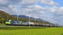 BLS Cargo 485 020 ist gemeinsam mit 475 412 mit einem Kesselzug kurz vor Oensingen auf dem Weg nach St. Triphon, aufgenommen am 14.10.2020.