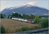Die SBB Re 4/4 II in ihrer gefälligen Swiss Pass Lackierung erreicht auf ihrer Fahrt in Richtung Lausanne den Bahnhof von St-Triphon. Das Gleis im Vordergrund gehört zur TPC Strecke Monthey - Aigle.

12. Okt. 2020

 