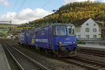 Re 4/4 II von Privaten.
Erst vor wenigen Tagen hat SBB CARGO NATIONAL sämtliche Re 421 und Re 430 aus dem Güterverkehr zurückgezogen. 
Nach wie vor im Gütereinsatz stehen diese robusten Lokomotiven bei TR Trans Rail mit den Re 421 387 und der Re 421 393.
Bei WRS Widmer Rail Services AG mit den 421 373-2, 421 381-5, 430 111-5, 430 112-3, 430 114-9 sowie 430 115-6.
WRS Lokzug mit der Re 430 112-3 an der Spitze anlässlich der Bahnhofsdurchfahrt Sissach am 12. Oktober 2020.
Auf dieser Aufnahme erkennbar ist der Herbst mit der kürzeren Tageszeit für die Bahnfotografen.
Während dem Rückzug der letzten Sonnenstrahlen dieses Tages konnte leider der Lokzug nur noch im Schattenlicht dokumentiert werden.
Foto: Walter Ruetsch