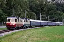 Re 4/4 II von Privaten.
Erst vor wenigen Tagen hat SBB CARGO NATIONAL sämtliche Re 421 und Re 430 aus dem Güterverkehr zurückgezogen. 
Nach wie vor im Gütereinsatz stehen diese robusten Lokomotiven bei TR Trans Rail mit den Re 421 387 und der Re 421 393.
Bei WRS Widmer Rail Services AG mit den 421 373-2, 421 381-5, 430 111-5, 430 112-3, 430 114-9 sowie 430 115-6.
Die Re 421 393 und Re 421 387 von TR Trans Rail mit dem sehr seltenen oder gar einmaligen Sonderzug aus Deutschland am späten Abend des 8. Juli 2020 auf der OeBB-Strecke anlässich der Fahrt nach Balsthal.
Foto: Walter Ruetsch