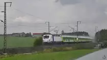 Ich weiß der Regen war in diesem Sommer mal wieder bitter nötig, aber musste es unbedingt jetzt sein? 193 813 zieht den Alpenland-Sylt-Express in Richtung Nordsee. (bei Fuchsreut, August 2020)