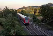 Während der Hohenkrähen noch in der Abendsonne liegt, fährt DBpbzfa mit Schublok 146 2?? bereits im Schatten.
Aufgenommen von einer Brücke in Engen-Welschingen.

🧰 DB Regio Baden-Württemberg
🚝 RE 4740 Konstanz–Karlsruhe Hbf
🚩 Bahnstrecke Offenburg–Singen (Schwarzwaldbahn (Baden) | KBS 720)
🕓 6.8.2020 | 20:16 Uhr