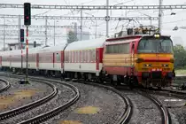 In stromender Regen meldet am 19 September 2017 sich ZSSK 240 118 mit ein Regionalzug in Bratislava hl.st.