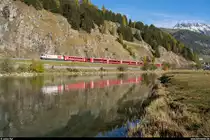 RhB Ge 4/4 III 641  Maienfeld  mit IR Chur - St. Moritz am 10. Oktober 2020 am Inn zwischen Samedan und Celerina.