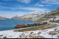 FairFotoFahrt am 10. Oktober 2020 mit dem Bernina-Krokodil Ge 4/4 182.<br>
Der Fotozug am Lago Bianco zwischen Ospizio Bernina und Alp Grüm.