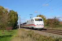 Ein als ICE 795 nach Leipzig verkehrender Triebzug der Reihe 401 passiert am 11.10.20 Greppin. Wegen Bauarbeiten wird der gesamte Fernverkehr von und nach Berlin über Dessau geführt.