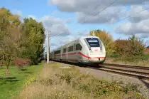 Wegen Bauarbeiten zwischen Wittenberg und Berlin wird der komplette Fernverkehr dieser Linien über Dessau umgeleitet. Hier passiert ICE 507 am 11.10.20 Greppin und wird gleich Bitterfeld erreichen.