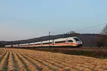 Am Abend des 27.03.2020 fuhr 412 007 (9007/5812 007-3) als ICE 1177 (Hamburg Altona - Basel Bad Bf) bei Sexau über die Rheintalbahn am Schwarzwald vorbei in Richtung Freiburg (Breisgau).