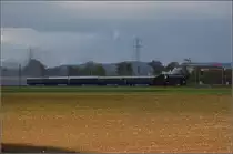 Brauereibesuch im Feldschlösschen...

01 202 mit ihrem Zug kurz vor Oensingen, die Beleuchtung hat es leider zur Bahnlinie geschafft, erst im Nachschuss. Oktober 2020.