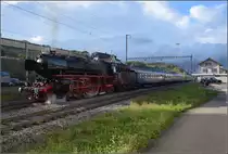 Brauereibesuch im Feldschlösschen...

01 202 mit ihrem Zug in Läufelfingen. Oktober 2020.