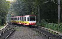 Durch eine wunderschöne Herbstlandschaft verkehrt derzeit die U-Bahn Linie 47 in den Außenbereichen von Dortmund. Zur echten U-Bahn wird sie nur im Stadtkern Bereich. Eine Besonderheit dieser Linie: Zwischen Obernette und der Stadtmitte überquert diese Strecke in gleicher Höhe im neunzig Grad Winkel eine zweigleisige elektrifizierte Eisenbahnstrecke! Eine echte Eisenbahnkreuzung! 
Das Foto zeigt den Triebzug 354 der DSW 21 auf der Linie U 47 am 18.10.2020 bei der Einfahrt in den Endbahnhof Westerfilde. 