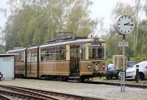 Am 18.10.2020 war das Nahverkehrsmuseum Dortmund Mooskamp geöffnet. Auf der ca. 8 km langen Referenzstrecke verkehrte dieser GT 4-431 von Hansa Waggon, Baujahr 1957. Da die zu befahrende Strecke der ehemaligen Kokerei Hansa nicht über einen Fahrdraht verfügt, wird der Triebwagen durch einen Generatorwagen, der den Strom erzeugt, unterstützt! Ein wohl in Deutschland derzeit sehr unkonventioneller und seltener Fahrbetrieb.
Das Fahrzeug stammt übrigens aus dem früheren Bestand der Dortmunder Stadtwerke und trägt auch noch die damalige Lackierung.