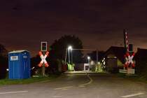 Seit einigen Monaten schon wird der Bahnübergang in Gubberath mit einem BÜ Posten und Ersatzschranken gesichert da der BÜ defekt ist. Bis Dezember wird hier noch ein BÜ Posten aushelfen ehe dann der BÜ repariert wird.

Gubberath 16.10.2020