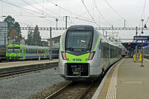 Der BLS MIKA - der FLIRT der neusten Generation.
Bern-Lötschberg-Simplon-Bahn (BLS) 
Der älteste und der neuste BLS Triebzug in Solothurn-HB anlässlich einer Begegnung vom 20. Oktober 2020.
MIKA: Auch der Zug der Zukunft genannt. 
Die Produktion der neuen Flotte der BLS schreitet rasch voran: Bis Ende 2025 verkehren 58 neue Züge auf den geplanten RE- und S-Bahn-Strecken.
Ersetzt werden dadurch die alten fotogenen RBDe 565 Pendelzüge.
Foto: Walter Ruetsch

