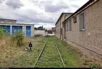 Blick durch den Zaun auf das Anschlussgleis vom Bahnhof Roßlau(Elbe) zur Roßlauer Schiffswerft (Roßlauer Schiffswerft GmbH & Co. KG (RSW)). Durch Zufall entdeckt.

🕓 23.8.2020 | 13:48 Uhr