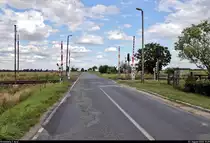 Nach wie vor unverändert präsentieren sich die Bahnanlagen in Güterglück, wie z.B. der Bahnübergang (Bü) auf der Moritzer Straße.
Auch im Jahr 2021, wenn vom 24. April bis zum 10. September die Gleisanlagen zwischen Biederitz und Trebnitz erneuert werden, soll der Bahnhof nicht wie geplant umgebaut werden.

🚩 Bahnstrecke Biederitz–Trebnitz (KBS 254)
🕓 23.8.2020 | 15:29 Uhr