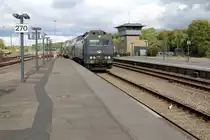 Nachschuss der DSB-Diesellok ME 1535, die am 10. Oktober 2020 den Bahnhof Nykøbing Falster mit einem Regionalzug nach Næstved verlässt.