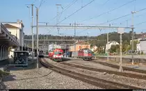 Bahnhof Porrentruy am 19. Oktober 2020. Auf Gleis 1 steht ein gerade eingefahrener SBB FLIRT als S3 zurück nach Olten, auf Gleis 2 verlässt der BLS RBDe 566 221 im Einsatz für die CJ gerade als Regio nach Alle den Bahnhof und auf Gleis 4 steht der abfahrbereite Zuckerrübenzug nach Delémont mit der ebenfalls für die CJ im Einsatz stehenden SBB Re 4/4 II 11130.