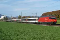 Grossverkehr vom 25. Oktober 2020 auf der alten Stammstrecke Olten-Bern infolge Unterhalts Arbeiten der Neubaustrecke Mattstetten-Rothrist-Bern (NBS).
Re 460 027 bei Herzogenbuchsee.
Foto: Walter Ruetsch 