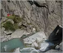 Während der Zug der MGB behutsam und schachte die steile Talfahrt angeht und im Tunnel verschwindet, tost das Wasser der Reuss den Abhang hinunter, zur Teufelsbrücke, die schwach am rechten Bildrand zu erkennen ist. 

13. Sept. 2020