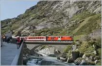 Der MGB Deh 4/4 N° 52 ist mit seinem Regionalzug kurz nach Andermatt auf dem Weg nach Göschenen und überquert unweit der  Teufelsbrücke  die Reuss.

13. Sept. 2020 