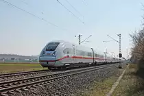 Als ICE 70 (Basel Bad Bf - Hamburg Altona) fuhr am Nachmittag des 02.04.2020 der 412 029 (9029/5812 029-7) nördlich von Hügelheim über die Rheintalbahn durchs Markgräflerland in Richtung Buggingen.