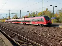 Flughafen BER - Terminal 5 (Schönefeld) am 25. Oktober 2020, Einfahrt 442 821 (Schubteil 442 321) RE 7 nach Dessau hier am neuen Bahnhofsschild. 