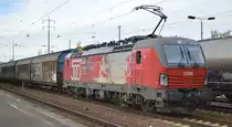 ÖBB-Produktion GmbH, Wien [A] mit  1293 018  [NVR-Nummer: 91 81 1293 018-8 A-ÖBB] mit gemischtem Güterzug bei der Durchfahrt Bf. Flughafen BER Terminal 5 am 27.10.20