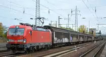 DB Cargo AG [D] mit  193 387  [NVR-Nummer: 91 80 6193 387-8 D-DB] und Ganzzug Schiebewandwagen am 27.10.20 Durchfahrt BF. Flughafen BER Terminal 5.
