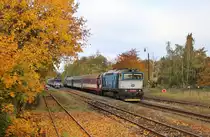 750 706 und 750 708 mit dem R 1230 und 750 707 mit dem R 1225 bei einer Kreuzung am 17.10.19 in Stochov. Heute fahren dort die Arriva 845!