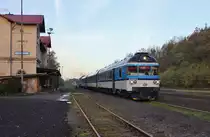 750 706 schiebt den R 1223 am 28.10.19 durch Lužná u Rakovníka. Heute fahren dort die Arriva 845!