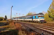 750 706 schiebt den R 1223 am 28.10.19 durch Jeneč. Heute fahren dort die Arriva 845!