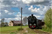 Px38 805 passiert ein verfallenes Bauernhaus zw. Rydlewo und Wenecja, Zniner Kreisbahnen, April 2016