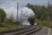 Brauereibesuch im Feldschlösschen... 01 202 mit ihrem Zug auf Bergfahrt am Bözberg kurz vor Bözenegg. Oktober 2020. 