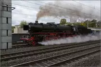 Brauereibesuch im Feldschlösschen... 

01 202 macht nach der Ausfahrt aus Olten und einem Betriebshalt zur Freude des Fotografen richtig Dampf. Dulliken, Oktober 2020. 