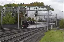 Brauereibesuch im Feldschlösschen... 

01 202 macht nach der Ausfahrt aus Olten und einem Betriebshalt zur Freude des Fotografen richtig Dampf. Dulliken, Oktober 2020. 