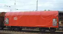 Drehgestell-Flachwagen mit Schiebeplane für Coil-Transporte mit unbeschmierter Plane von DB Cargo mit der Nr. 31 RIV 80 D-DB 4674 156-3 Shimmns-ttu 723 in einem Coilzug am 27.10.20 Bf. Flughafen BER Terminal 5.
