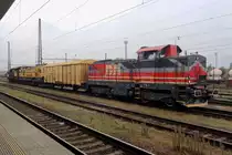 Nach Umlaufen hat IDS 730 635 sich am anderen Seite des Gleisbauzuges angesetzt und wird aus Pardubice abfahren, noch immer am 14 September 2018.