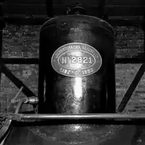 Herstellerschild an der Dampflokomotive 2821/93  Nr. 9 . (Museum der Ischler Bahn in Mondsee, August 2020)