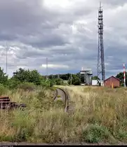 Von der Bahnhofstraße in Güterglück lässt sich noch das ehemalige nördliche Verbindungsgleis zur teilweise stillgelegten Bahnstrecke Berlin–Blankenheim (6118) erkennen.

🕓 23.8.2020 | 15:37 Uhr