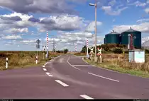 Blick auf den Bahnübergang (Bü) Bahnhofstraße in Güterglück.
Diese Anlagen der Bauart Hs 64b von WSSB, bei denen die Andreaskreuze ein integriertes Blinklicht besitzen, werden immer seltener, da sie wegen baulicher Vorschriften eigentlich nicht mehr betrieben werden dürfen.

🚩 Bahnstrecke Biederitz–Trebnitz (KBS 254)
🕓 23.8.2020 | 15:38 Uhr