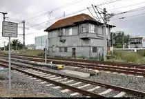 Blick auf das mechanische bzw. Gleisbild-Stellwerk  P  des Fahrdienstleiters (Fdl), Bauart Jüdel, einheitsähnlich, Außerbetriebnahme im März 2017, in Lutherstadt Wittenberg-Piesteritz, direkt auf dem Gelände der SKW Stickstoffwerke Piesteritz GmbH.
Aufgenommen vom Heuweg.

🚩 Bahnstrecke Węgliniec–Roßlau (6207)
🕓 23.8.2020 | 17:00 Uhr