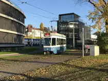 Linie 2 Nr. 2043  Rennweg  verlässt die Schleife Tiefenbrunnen. Dieser Wagen fährt nur selten auf der Linie 2. Datum: 27. 10. 2020
