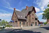 Typischer Backsteinbahnhof, erbaut 1879 - 1880, in Rheinbach an der Strecke Euskirchen - Bonn. Wird von Kiosk mit Postfiliale genutzt. 21.05.2020