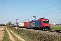 Mit einem Containerzug nach Italien fuhr am Nachmittag des 02.04.2020 die Re 482 001-5 südlich von Buggingen über die KBS 702 durchs Rheintal in Richtung Basel.